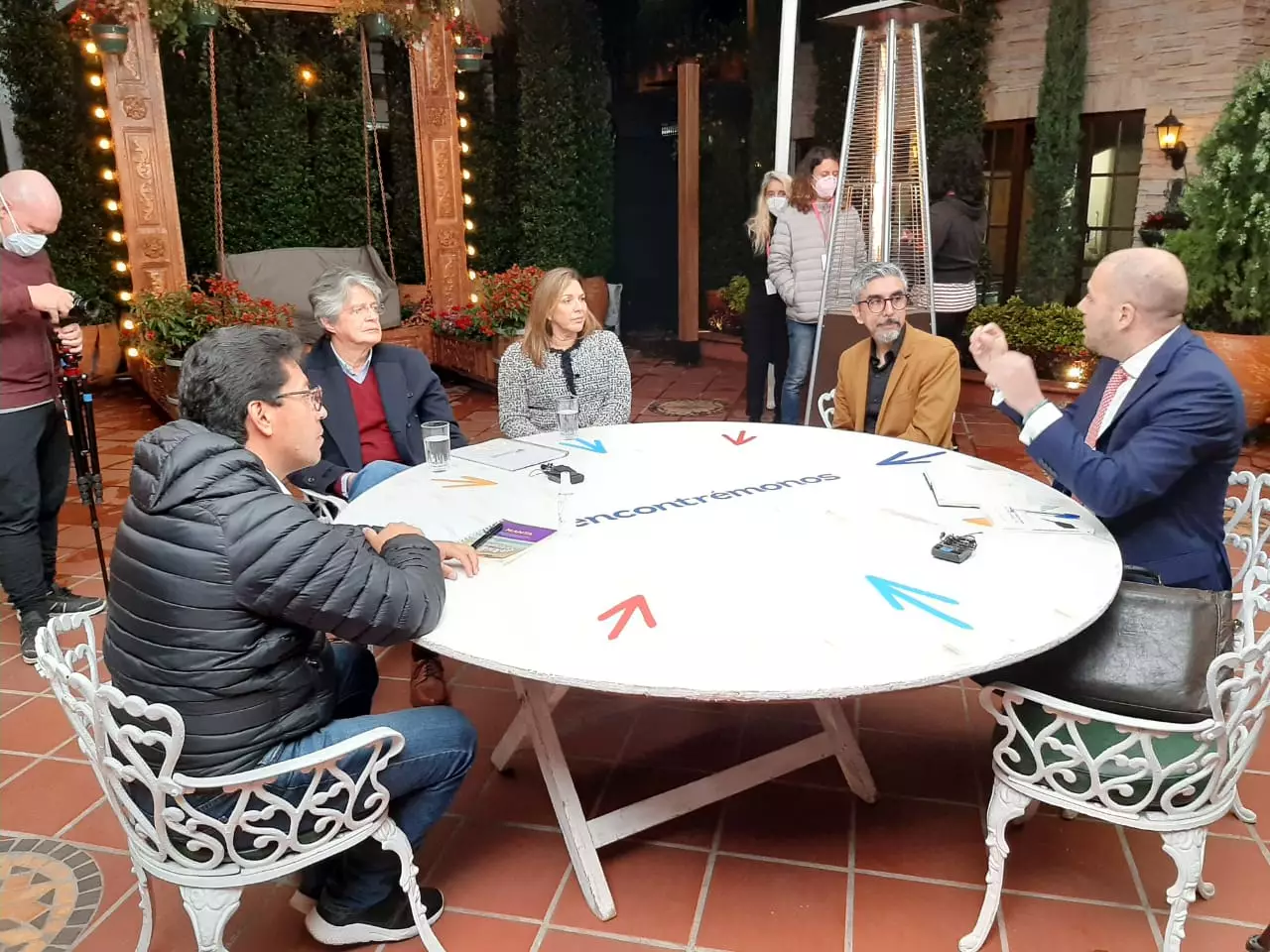 Entrega propuesta ciudadana en 8 temas a las dos candidaturas